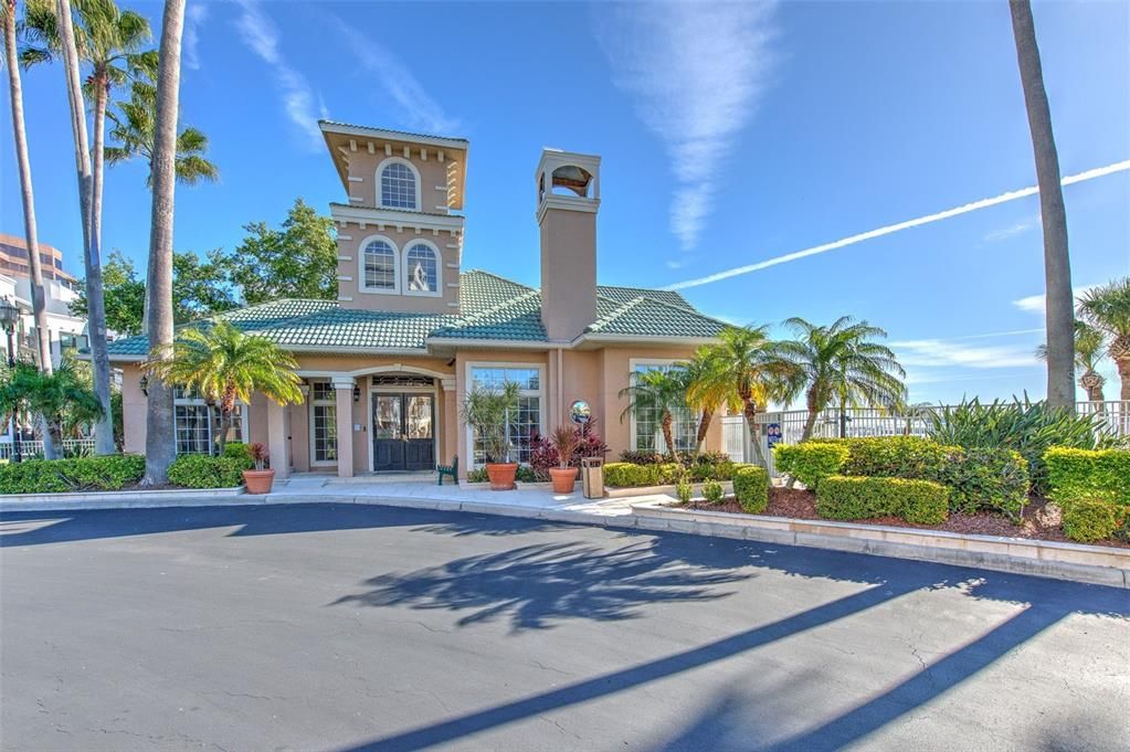 合同活跃: $2,400 (1 贝兹, 1 浴室, 964 平方英尺)