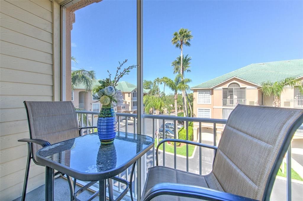 合同活跃: $2,400 (1 贝兹, 1 浴室, 964 平方英尺)