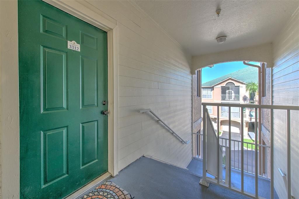 合同活跃: $2,400 (1 贝兹, 1 浴室, 964 平方英尺)