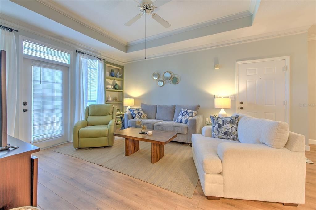 合同活跃: $2,400 (1 贝兹, 1 浴室, 964 平方英尺)