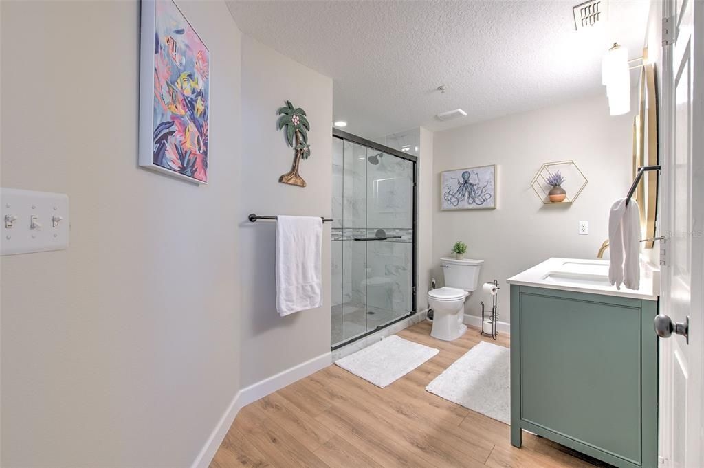 合同活跃: $2,400 (1 贝兹, 1 浴室, 964 平方英尺)