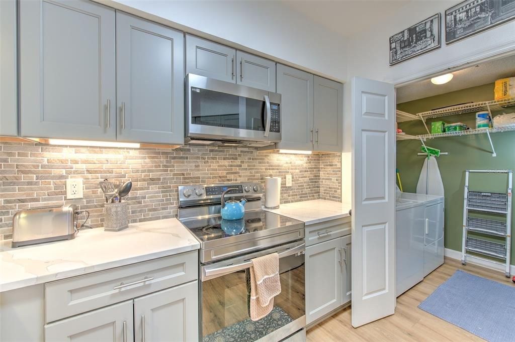 合同活跃: $2,400 (1 贝兹, 1 浴室, 964 平方英尺)