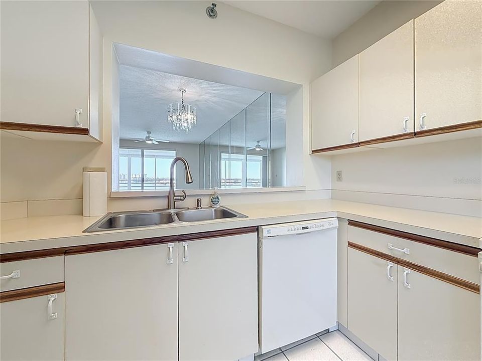 На продажу: $469,900 (2 спален, 2 ванн, 1145 Квадратных фут)