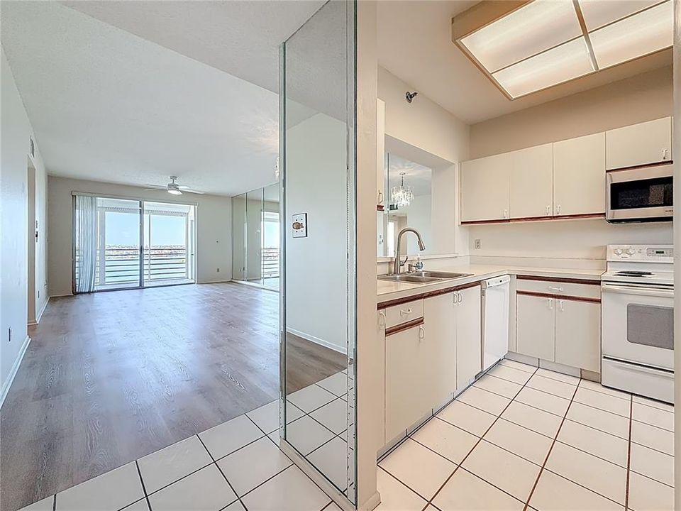 На продажу: $469,900 (2 спален, 2 ванн, 1145 Квадратных фут)