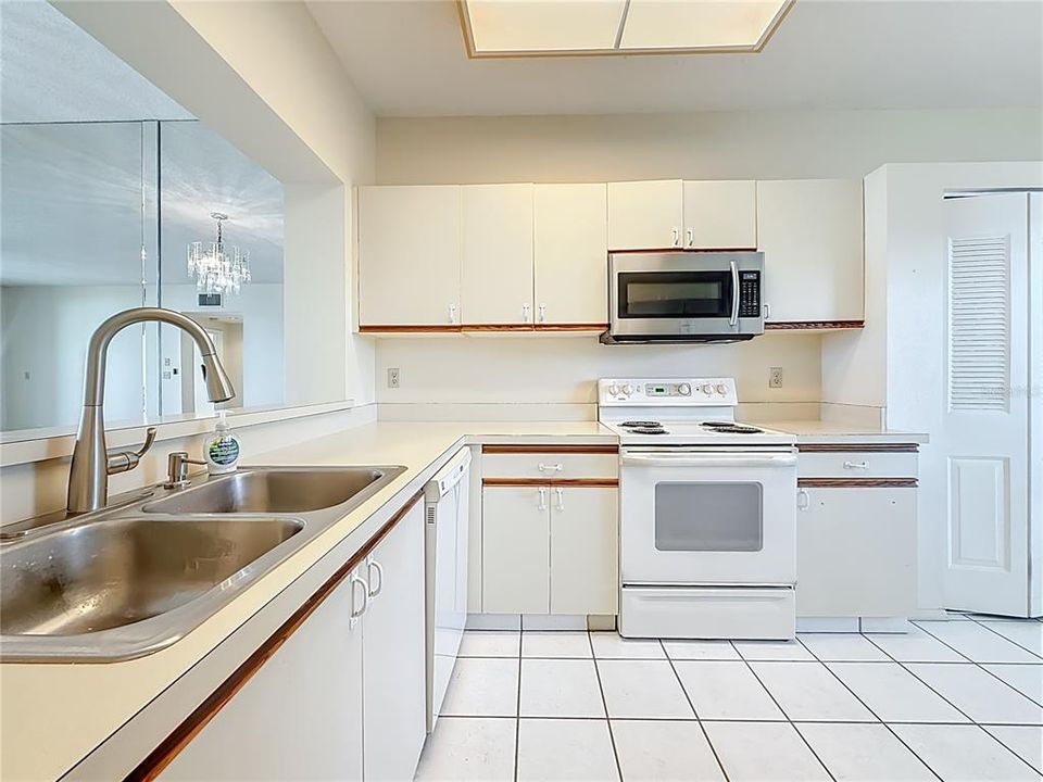 На продажу: $469,900 (2 спален, 2 ванн, 1145 Квадратных фут)