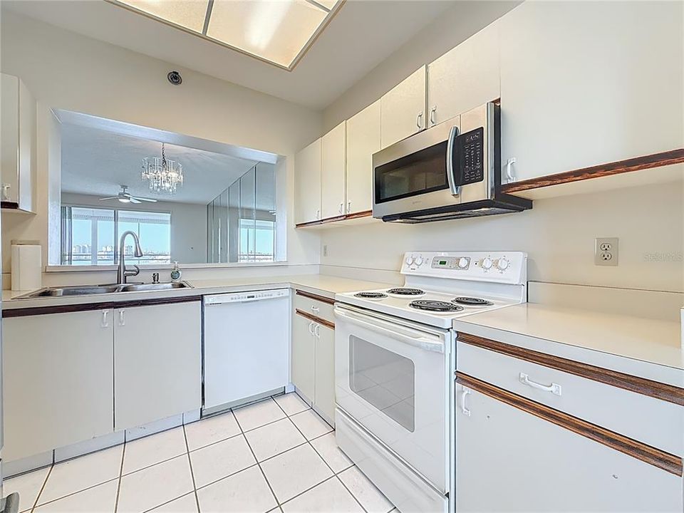 На продажу: $469,900 (2 спален, 2 ванн, 1145 Квадратных фут)