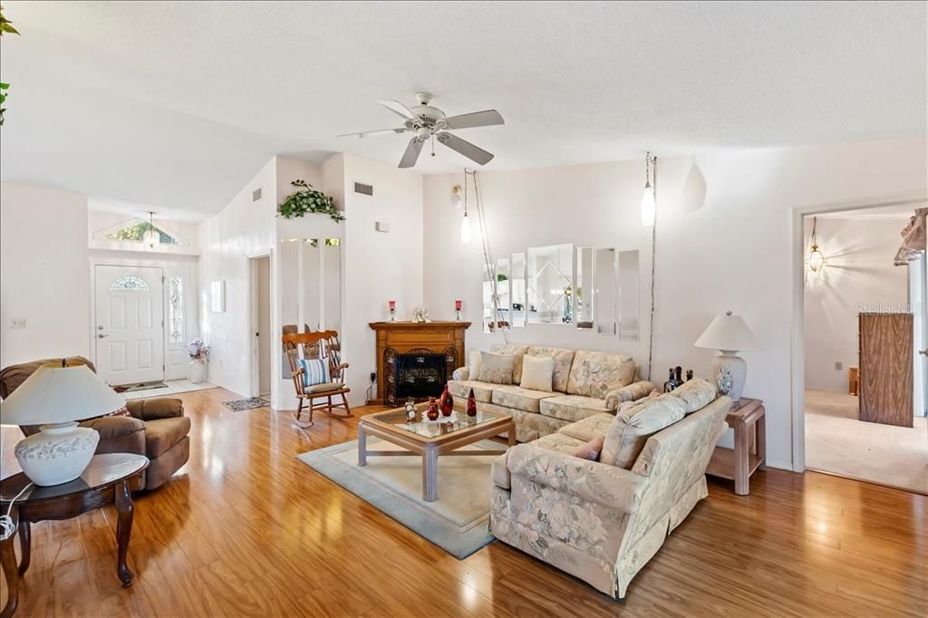 На продажу: $299,900 (2 спален, 2 ванн, 1273 Квадратных фут)