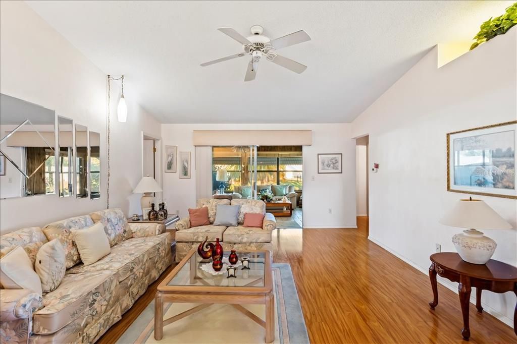 На продажу: $299,900 (2 спален, 2 ванн, 1273 Квадратных фут)