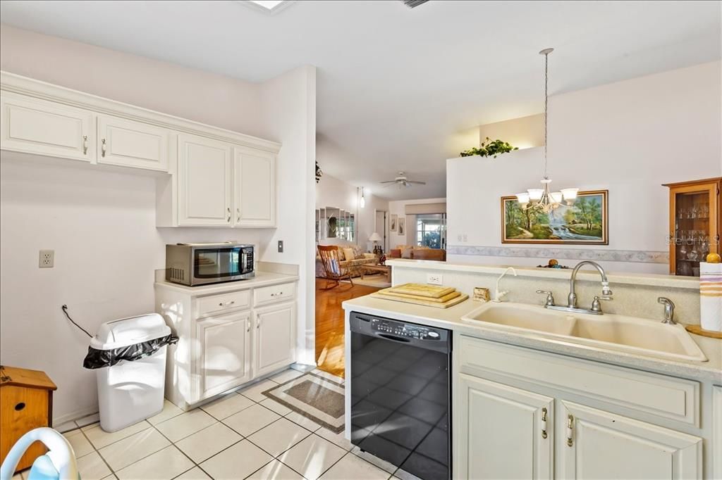 На продажу: $299,900 (2 спален, 2 ванн, 1273 Квадратных фут)