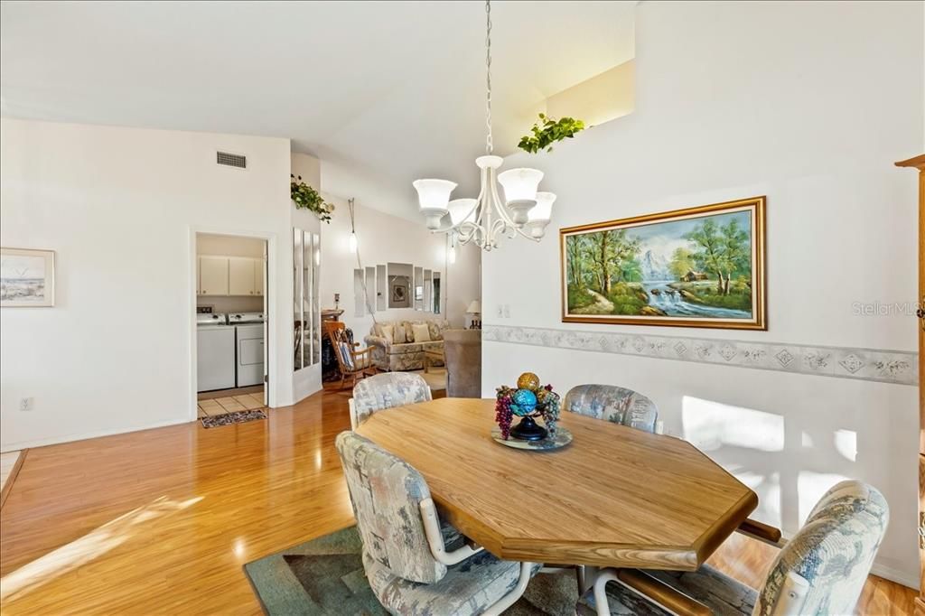 На продажу: $299,900 (2 спален, 2 ванн, 1273 Квадратных фут)