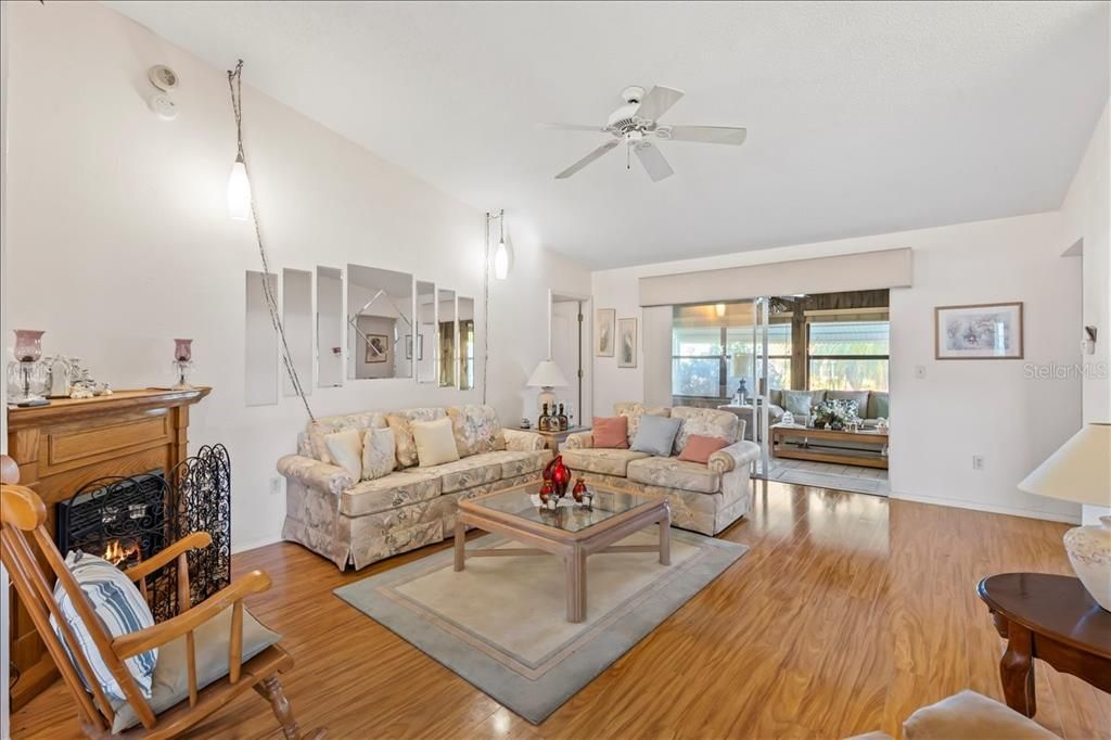 На продажу: $299,900 (2 спален, 2 ванн, 1273 Квадратных фут)