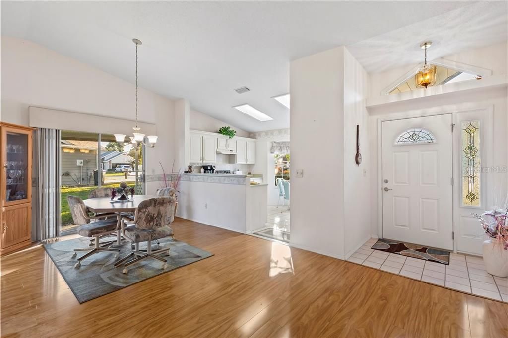 На продажу: $299,900 (2 спален, 2 ванн, 1273 Квадратных фут)