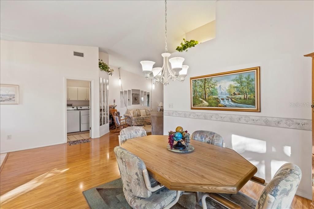 На продажу: $299,900 (2 спален, 2 ванн, 1273 Квадратных фут)