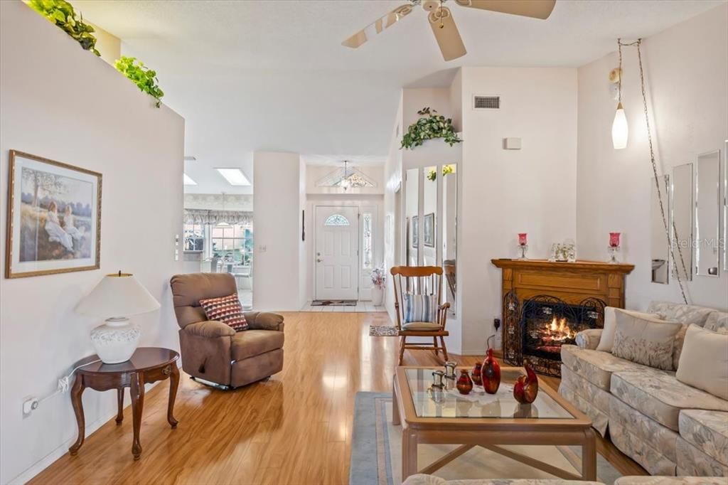 На продажу: $299,900 (2 спален, 2 ванн, 1273 Квадратных фут)