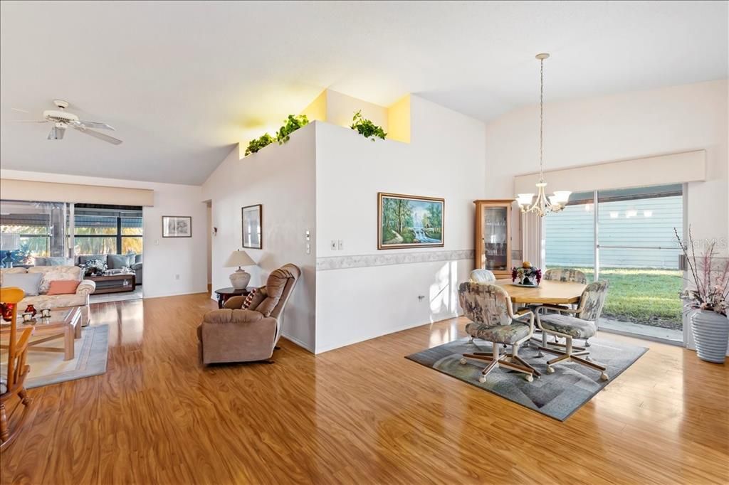 На продажу: $299,900 (2 спален, 2 ванн, 1273 Квадратных фут)