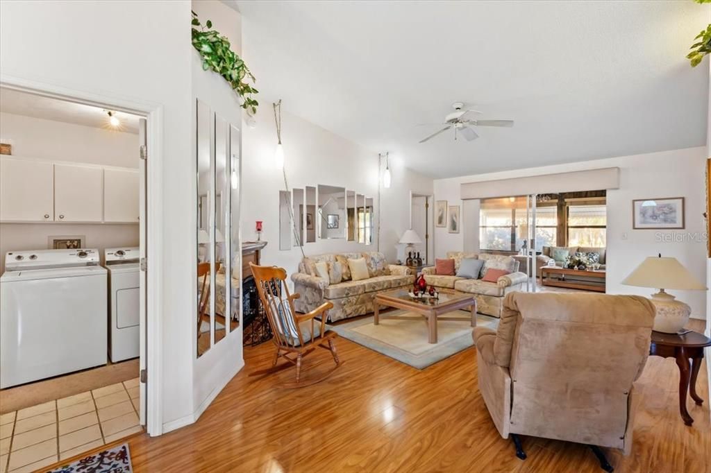 На продажу: $299,900 (2 спален, 2 ванн, 1273 Квадратных фут)