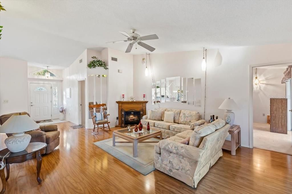 На продажу: $299,900 (2 спален, 2 ванн, 1273 Квадратных фут)