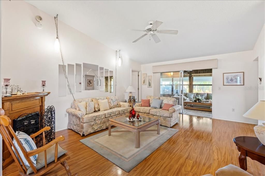 На продажу: $299,900 (2 спален, 2 ванн, 1273 Квадратных фут)