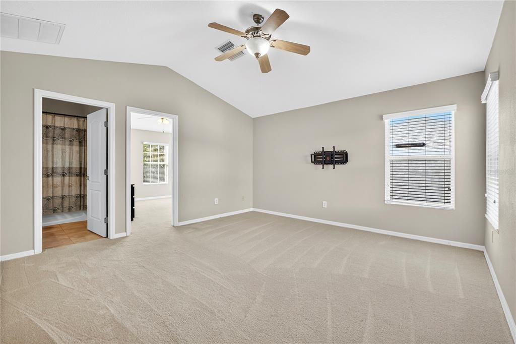 Activo con contrato: $525,000 (4 camas, 3 baños, 2551 Pies cuadrados)