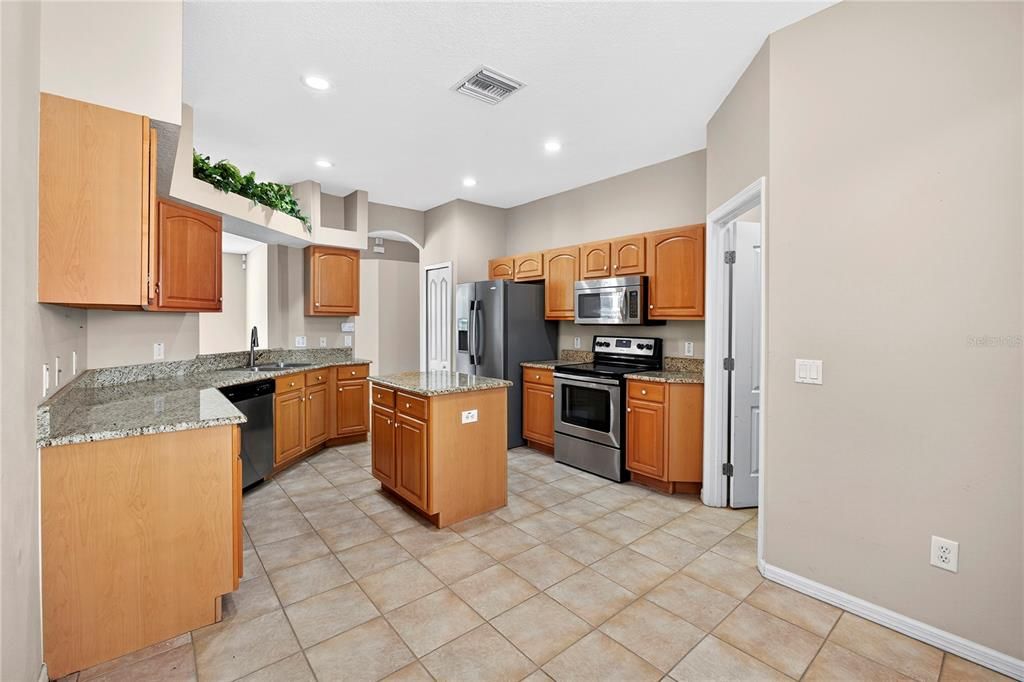 Activo con contrato: $525,000 (4 camas, 3 baños, 2551 Pies cuadrados)