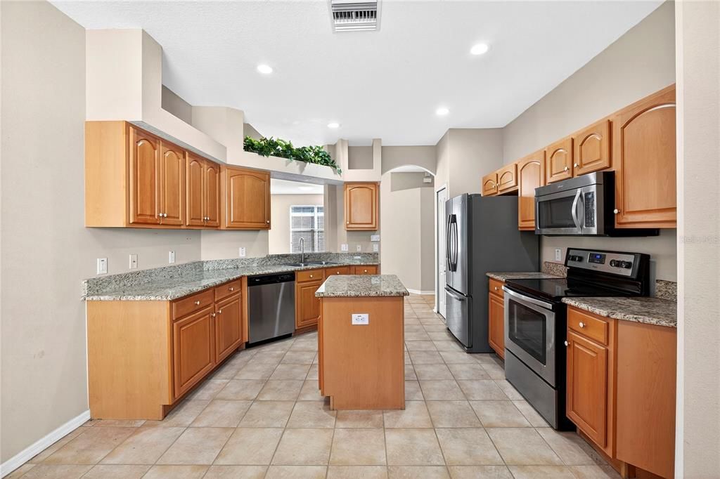 Activo con contrato: $525,000 (4 camas, 3 baños, 2551 Pies cuadrados)