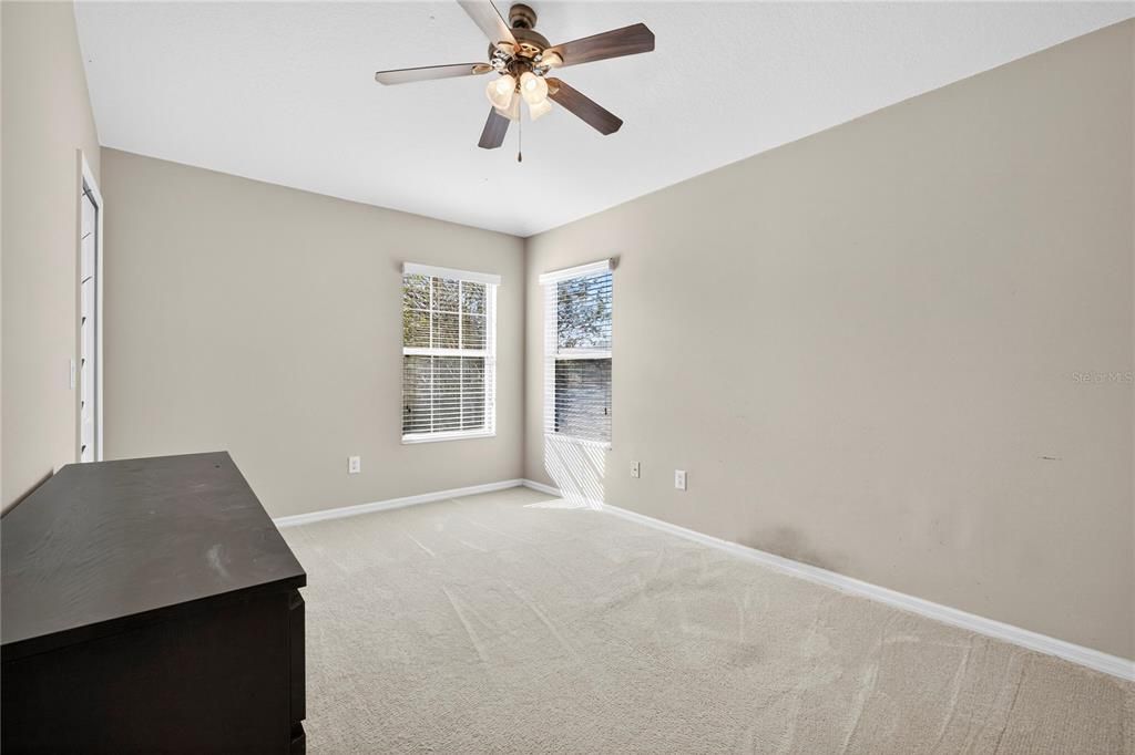 Activo con contrato: $525,000 (4 camas, 3 baños, 2551 Pies cuadrados)