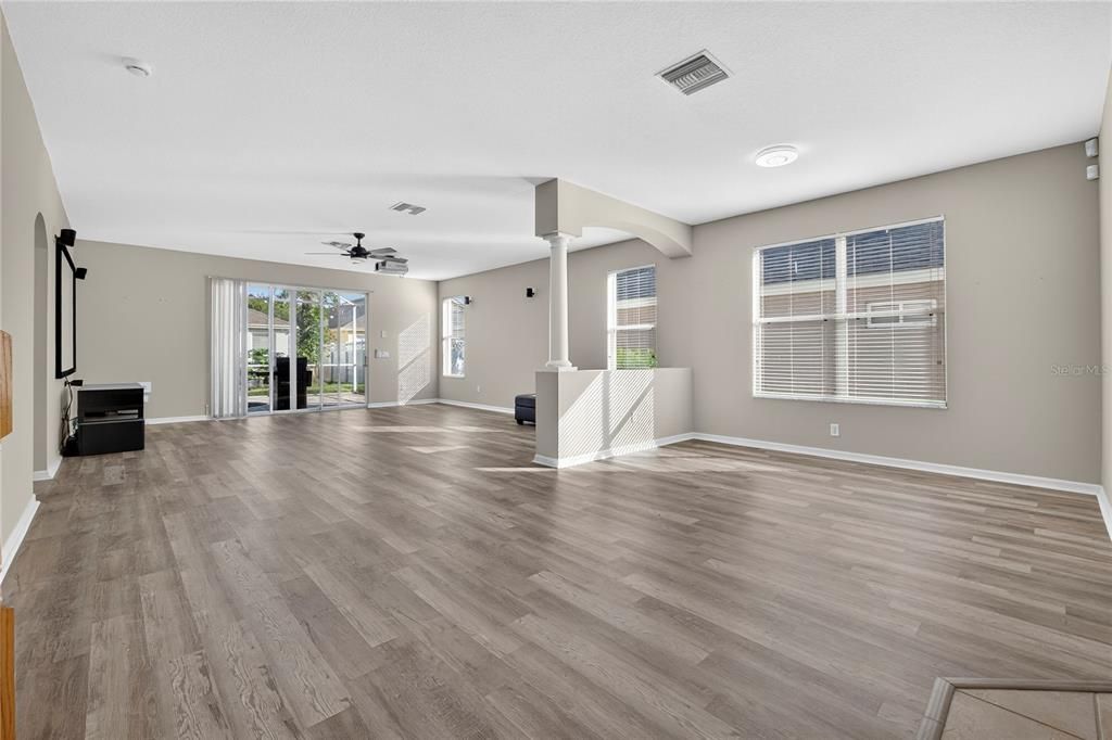 Activo con contrato: $525,000 (4 camas, 3 baños, 2551 Pies cuadrados)