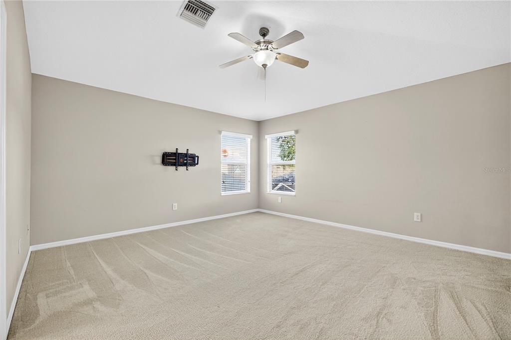 Activo con contrato: $525,000 (4 camas, 3 baños, 2551 Pies cuadrados)