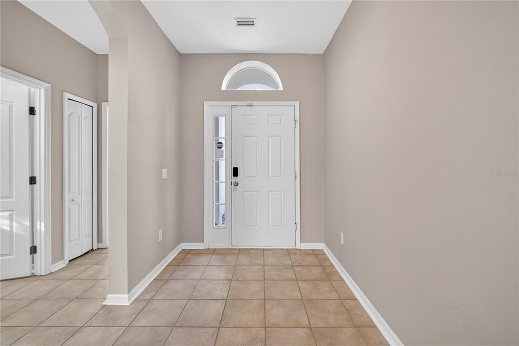 Activo con contrato: $525,000 (4 camas, 3 baños, 2551 Pies cuadrados)