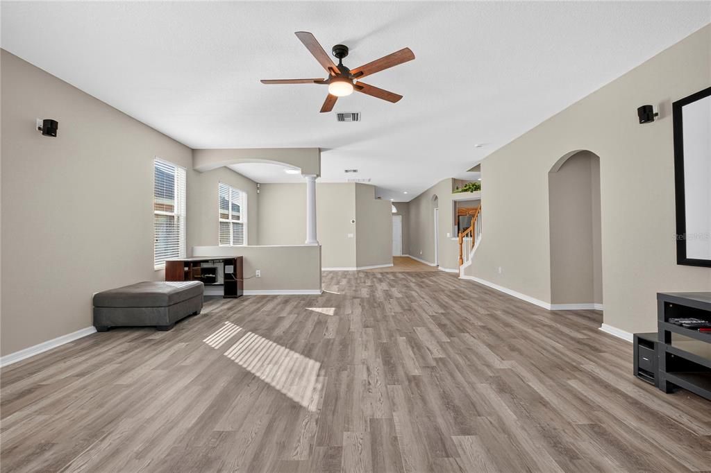 Activo con contrato: $525,000 (4 camas, 3 baños, 2551 Pies cuadrados)