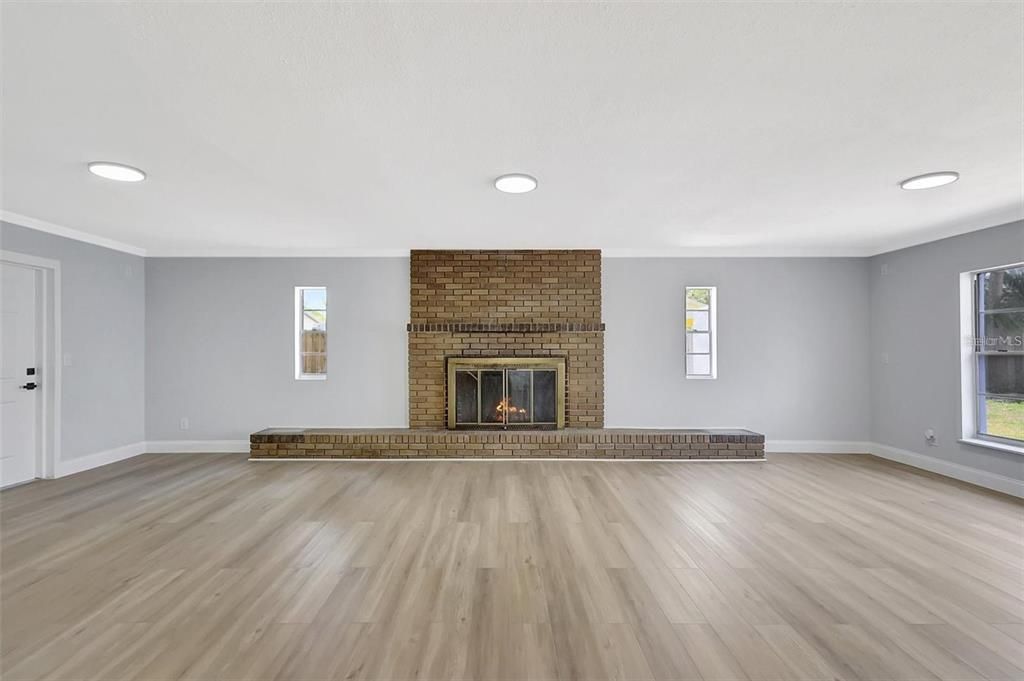 Active With Contract: $379,800 (3 beds, 2 baths, 1634 Square Feet)