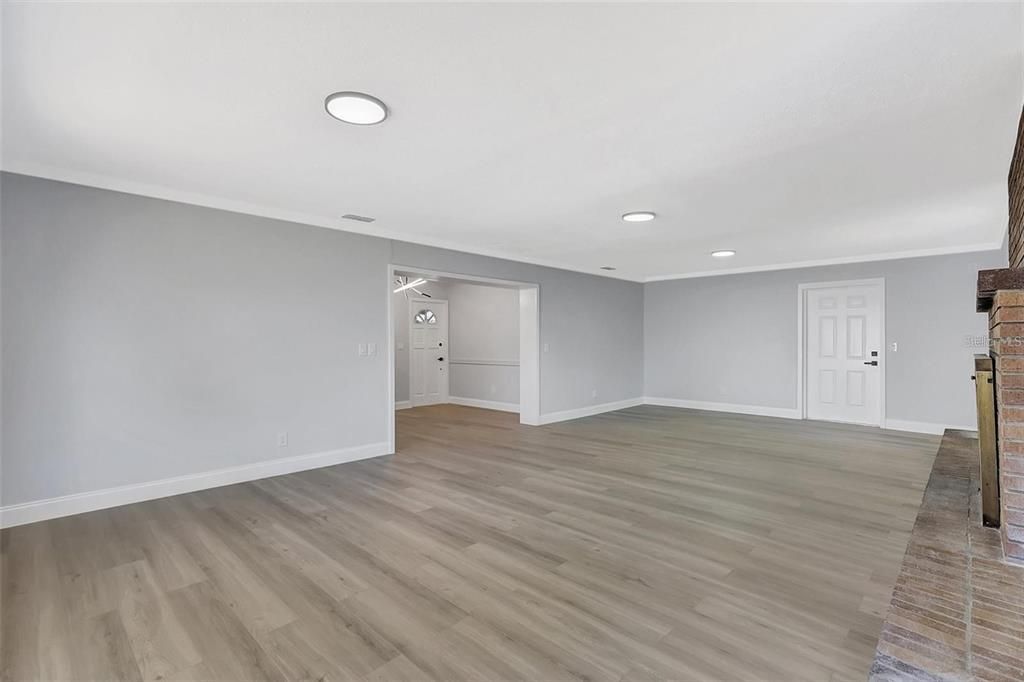 Active With Contract: $379,800 (3 beds, 2 baths, 1634 Square Feet)
