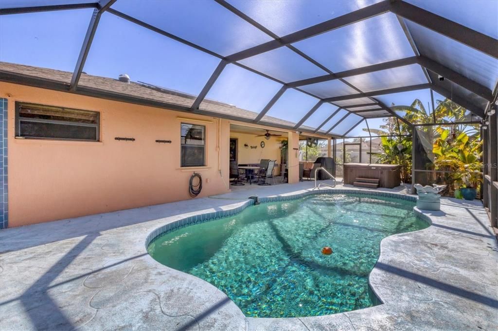 合同活跃: $350,000 (2 贝兹, 2 浴室, 1320 平方英尺)