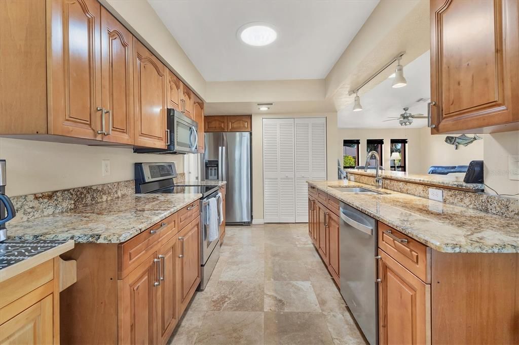 合同活跃: $350,000 (2 贝兹, 2 浴室, 1320 平方英尺)