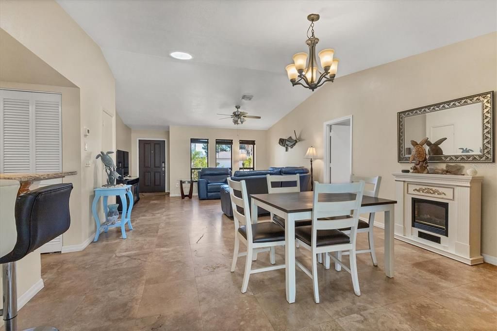 合同活跃: $350,000 (2 贝兹, 2 浴室, 1320 平方英尺)