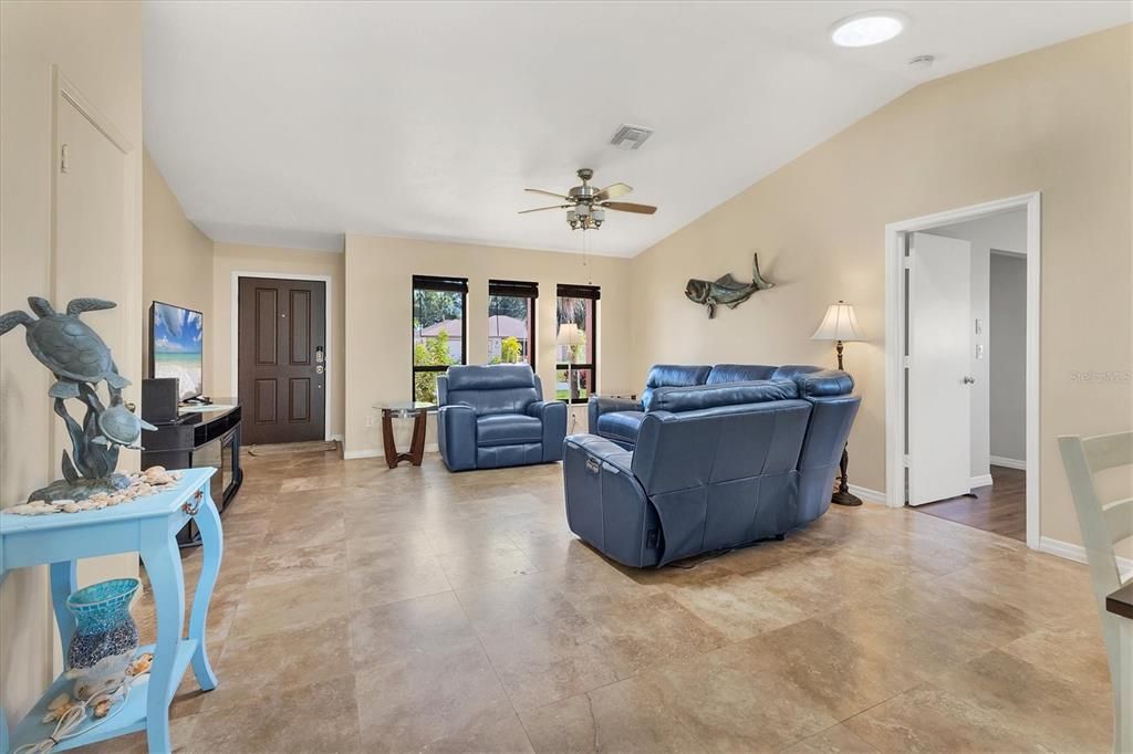 合同活跃: $350,000 (2 贝兹, 2 浴室, 1320 平方英尺)