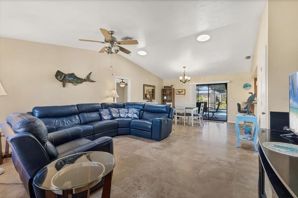 合同活跃: $350,000 (2 贝兹, 2 浴室, 1320 平方英尺)