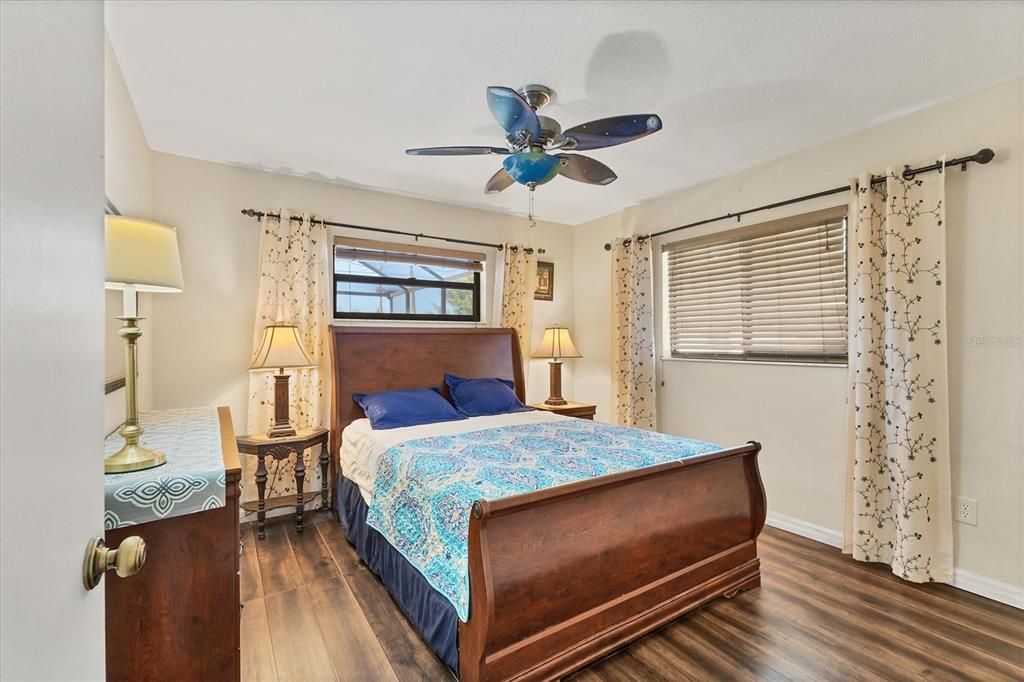 合同活跃: $350,000 (2 贝兹, 2 浴室, 1320 平方英尺)