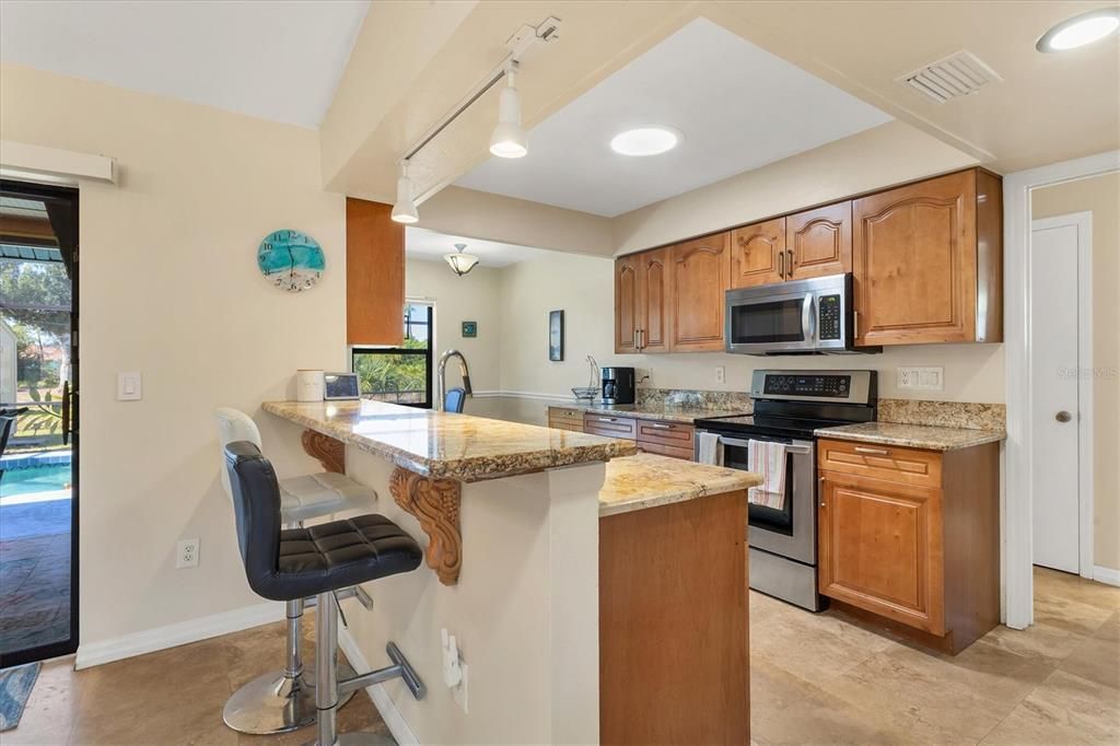 合同活跃: $350,000 (2 贝兹, 2 浴室, 1320 平方英尺)