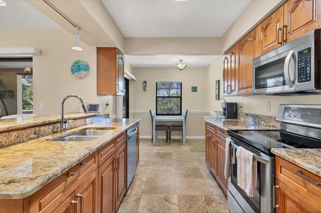 合同活跃: $350,000 (2 贝兹, 2 浴室, 1320 平方英尺)