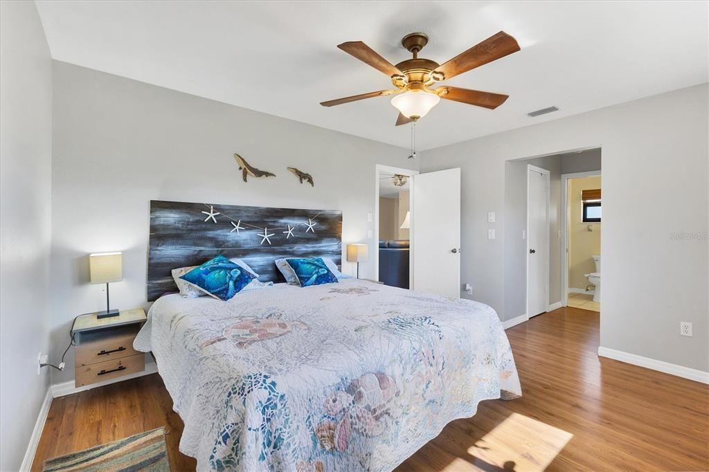 合同活跃: $350,000 (2 贝兹, 2 浴室, 1320 平方英尺)