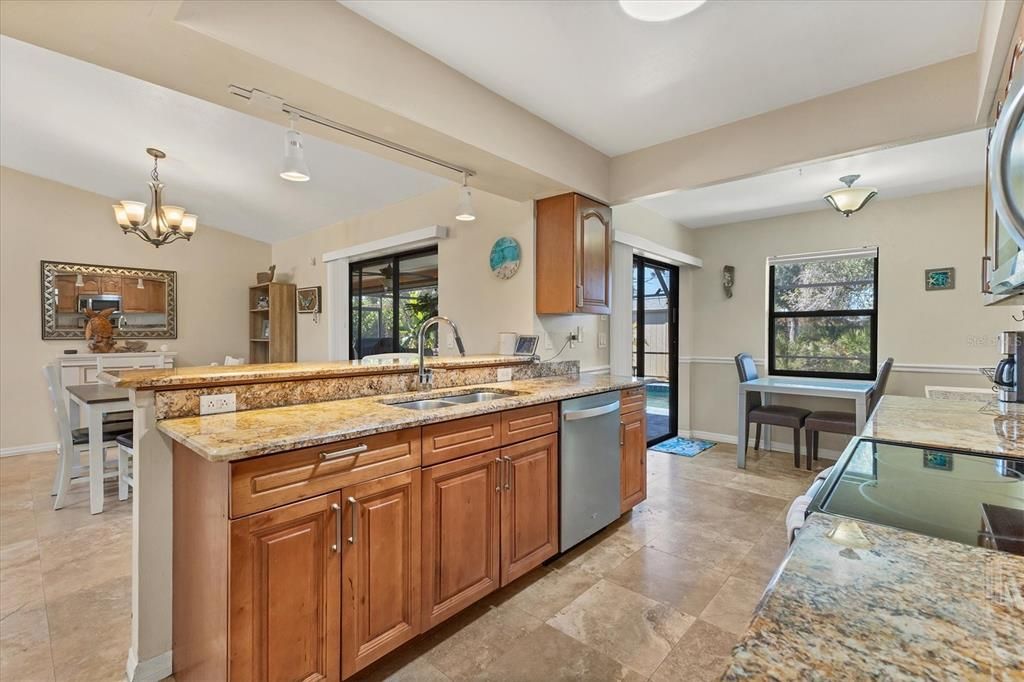 合同活跃: $350,000 (2 贝兹, 2 浴室, 1320 平方英尺)