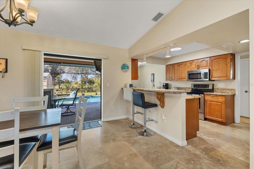 合同活跃: $350,000 (2 贝兹, 2 浴室, 1320 平方英尺)