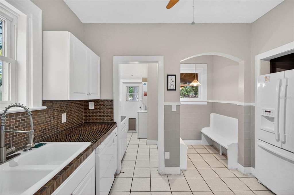 Под контрактом: $2,400 (2 спален, 1 ванн, 1194 Квадратных фут)