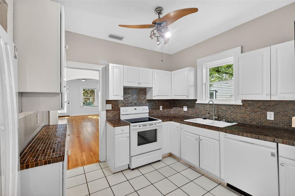 Под контрактом: $2,400 (2 спален, 1 ванн, 1194 Квадратных фут)