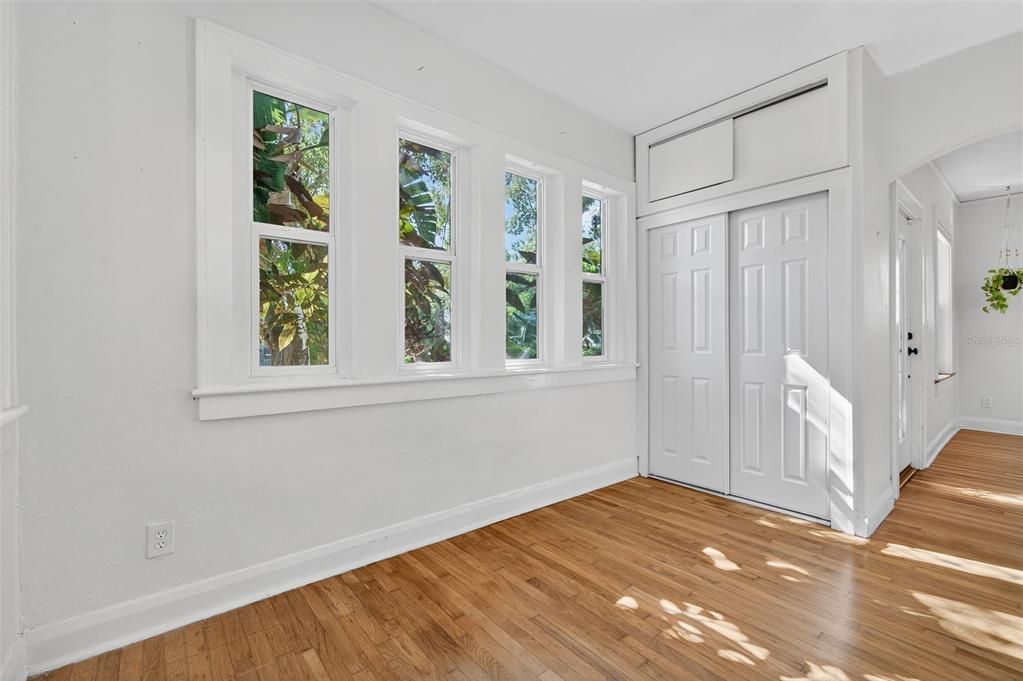 Под контрактом: $2,400 (2 спален, 1 ванн, 1194 Квадратных фут)