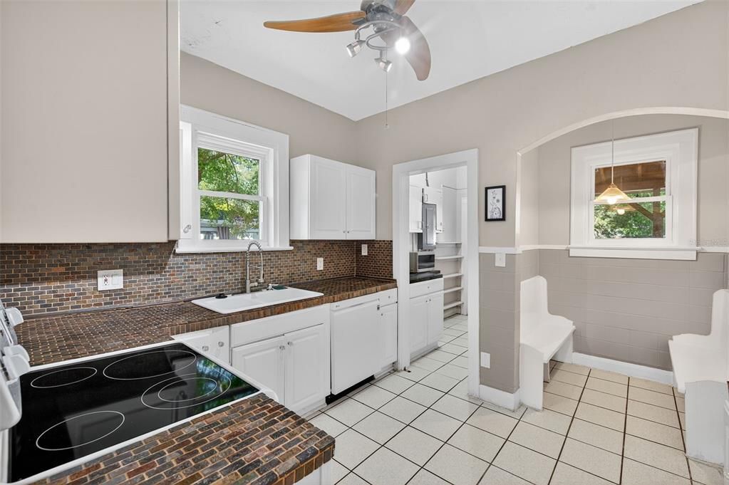 Под контрактом: $2,400 (2 спален, 1 ванн, 1194 Квадратных фут)