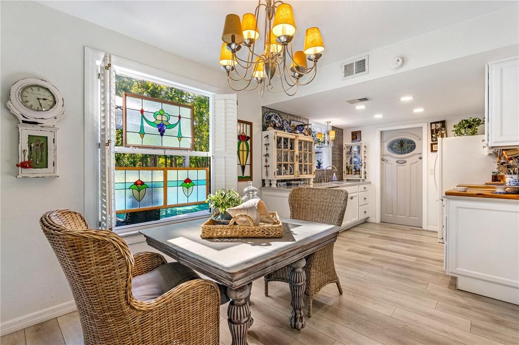 合同活跃: $364,900 (3 贝兹, 2 浴室, 1308 平方英尺)