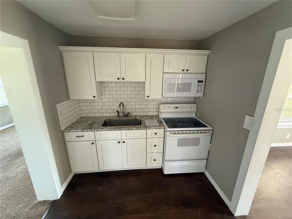 For Sale: $156,000 (2 beds, 1 baths, 1032 Square Feet)