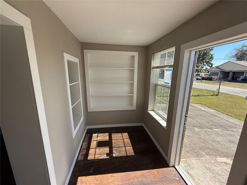 For Sale: $156,000 (2 beds, 1 baths, 1032 Square Feet)